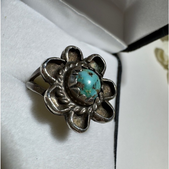 Vintage 925 Genuine Turquoise Flower Ring. Handmade Ring with beautiful design - Picture 3 of 16